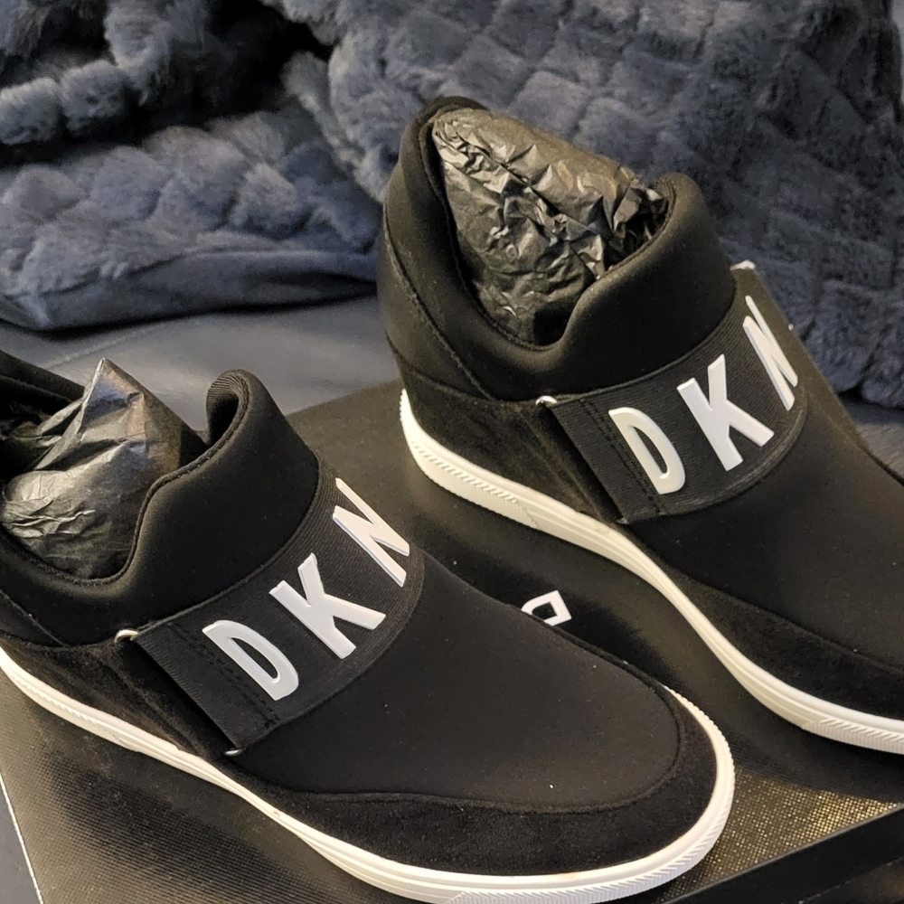 DKNY wedges size 7